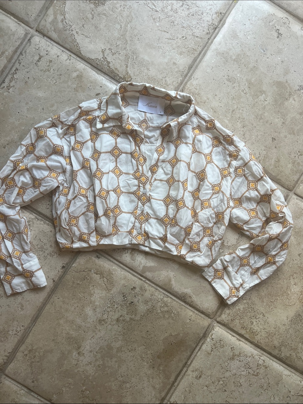 Kensie White & Gold Geometric Cropped Button-Down Shirt